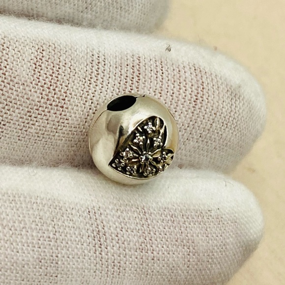 EUC Pandora 796388CZ Sterling Silver Heart of Winter Snowflake Clip w/ Clear CZs - Picture 4 of 12